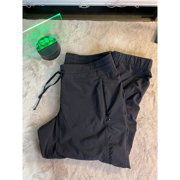 Athleta Women's Jogger Capri Pants Standard Size 8 Black Casual Activewear - Picture 10 of 10